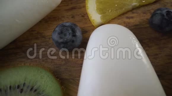 夏季食物用新鲜水果和浆果烹饪自制的水果冰橘子和猕猴桃蓝莓视频的预览图