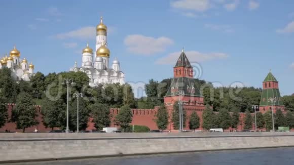 在俄罗斯莫斯科克里姆林宫的墙上有塔楼和大教堂视频的预览图