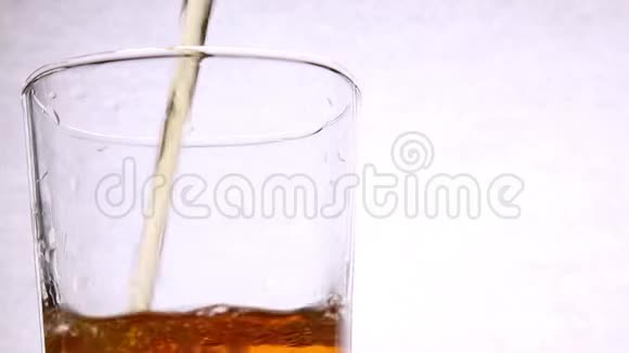 向白色背景下隔离的玻璃喷威士忌视频的预览图