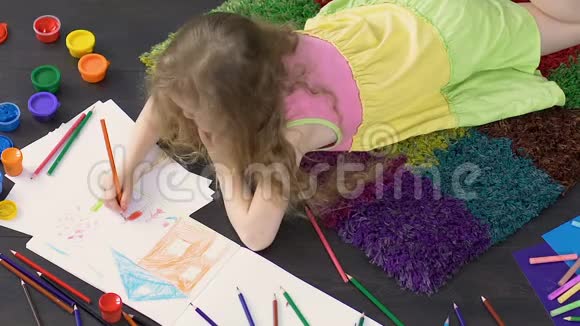 幼儿躺在地板上在插图学校画可爱的画视频的预览图