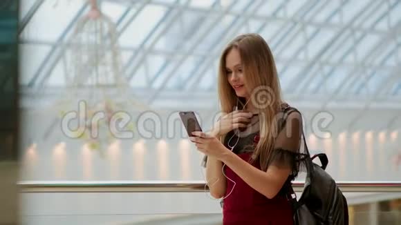 与智能手机相连的立体音响配件欣赏音乐的快乐少女在咖啡休息时的肖像视频的预览图