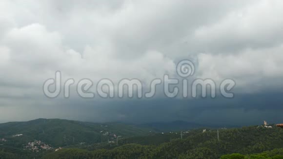 山上的雷暴灰色天空的闪电巴塞罗那视频的预览图
