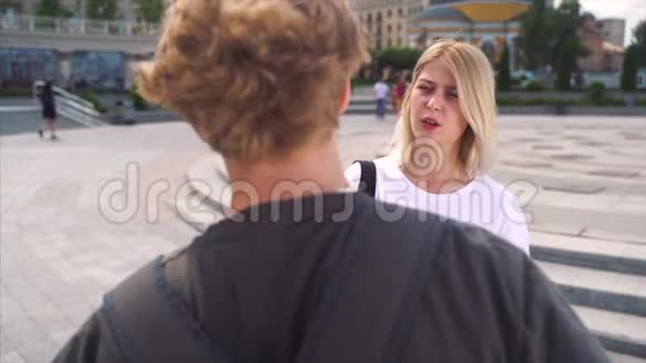 男人和女孩站在街上说话视频的预览图