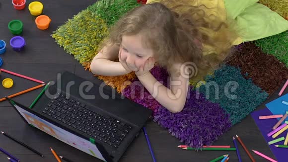 小金发女孩在电脑上做作业现代儿童发展视频的预览图