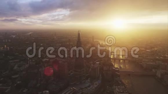 空中无人机全景在明亮的日落在现代建筑伦敦市中心城市景观视频的预览图