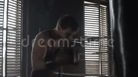 穿拳击手套的白人男子在老式健身房打拳击视频的预览图