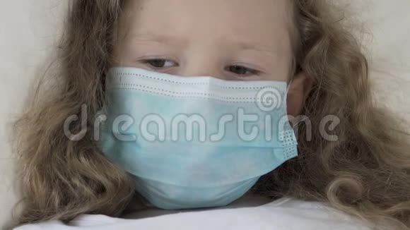 重病女孩子戴着医疗面具看着注射器眼睛害怕视频的预览图