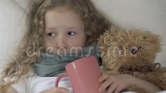 小哭的孩子得了流感躺在家里的床上生病和治疗视频的预览图