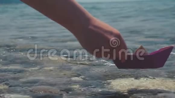 一艘纸船漂浮在海浪上美波背景涟漪旅行的概念折纸纸视频的预览图