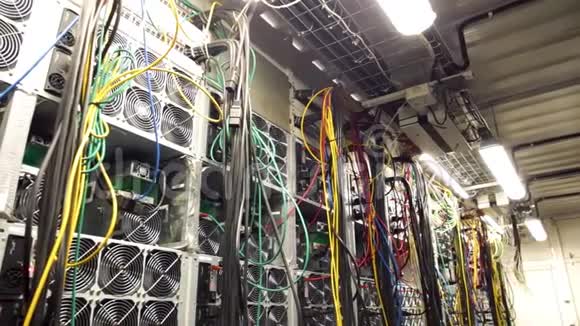 数据中心和电线的墙库存录像房间内有大量的数据中心风扇和悬挂电缆房间视频的预览图