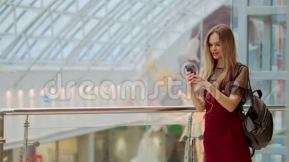 与智能手机相连的立体音响配件欣赏音乐的快乐少女在咖啡休息时的肖像视频的预览图