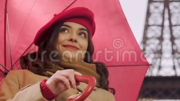 年轻女子带着雨伞调情寻找熟人微笑着对男人视频的预览图