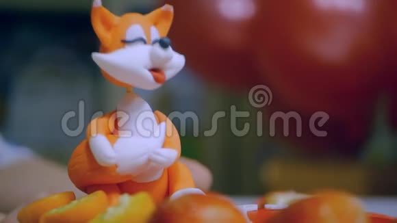 蛋糕上有趣的狐狸身影视频的预览图