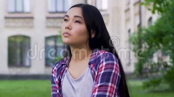 一个亚洲女孩独自坐着环顾四周梦幻般的个性体贴入微视频的预览图