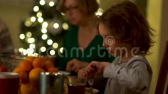 少年轻轻地用刀叉吃饭家庭圣诞晚餐礼仪规则餐桌上的行为浪漫浪漫视频的预览图