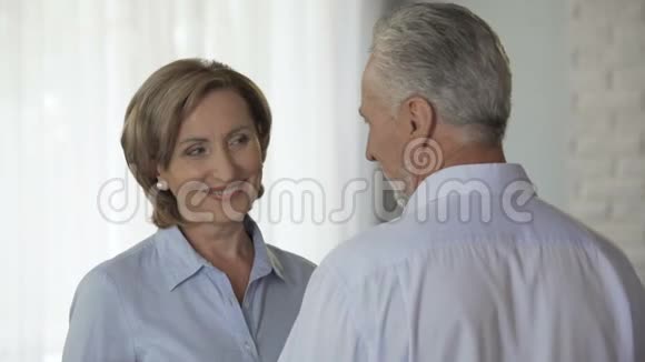 年老的男性拔罐妇女的脸颊把他的额头贴在她的额头上充满爱意视频的预览图