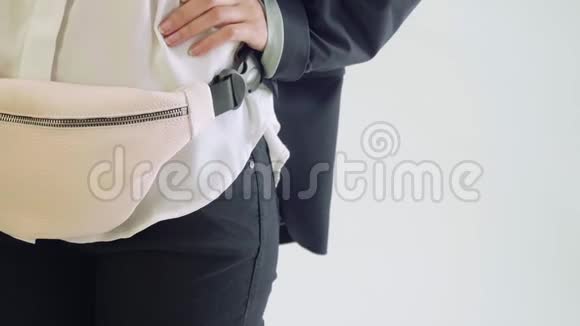 女性模特的臀部有白色的扇形背包视频的预览图
