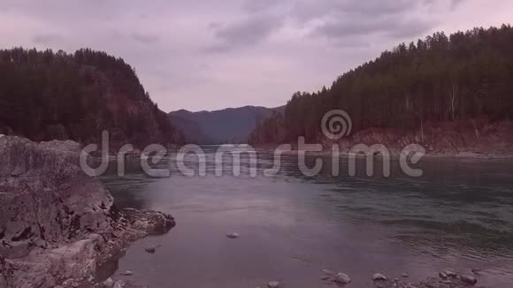 空中观景飞过山河林谷秋天的风景慢动作视频的预览图