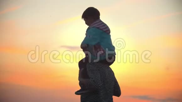 女人和她的孩子幼儿用手出示飞机母亲和她的小儿子在猩红上玩得很开心视频的预览图
