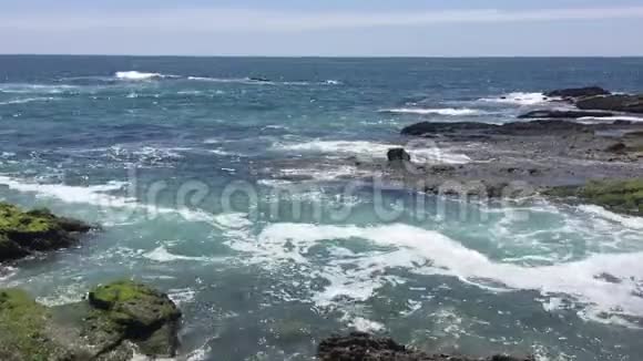 在岩石海滩的海浪视频的预览图