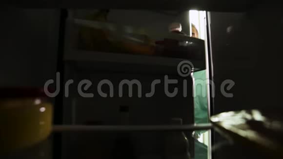 从冰箱里拿果汁的男人在家厨房视频的预览图