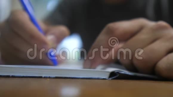 人在笔记本上写字男人手写记事本生活方式概念商业教育1男人在房间里做笔记视频的预览图