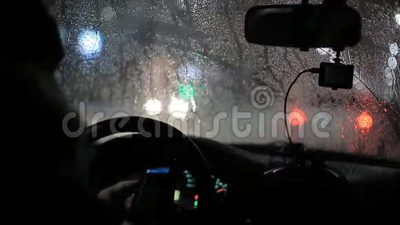 冬天晚上男人在车里用电话视频的预览图