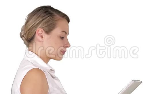 单身女孩在白色背景的平板电脑中在线行走和观看媒体内容视频的预览图