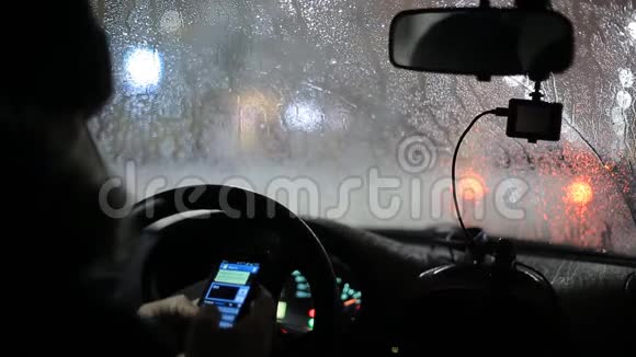 冬天晚上男人在车里用电话视频的预览图