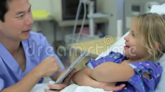 在重症监护病房与男护士谈话视频的预览图
