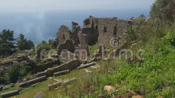 以平静的地中海为背景的古堡遗址美景视频的预览图