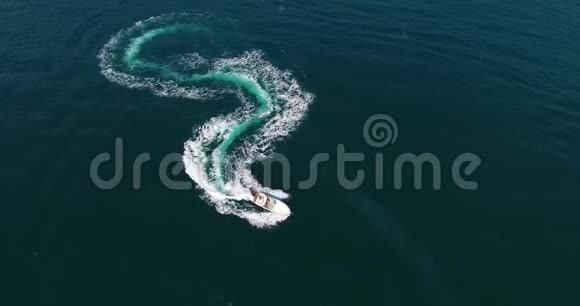 在蔚蓝的海洋上用泡沫快艇的痕迹制成的美元曲线的奇妙图形视频的预览图