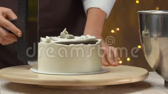 蛋糕上的厨师级奶油加奶酪酥和抹刀视频的预览图