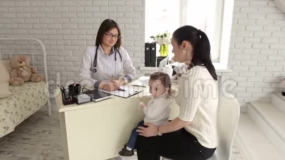 儿科女医生与幼儿及母亲就诊时谈话视频的预览图