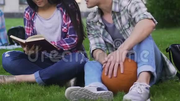 学生们一起坐在草坪上女孩看书男人和她说话调情视频的预览图