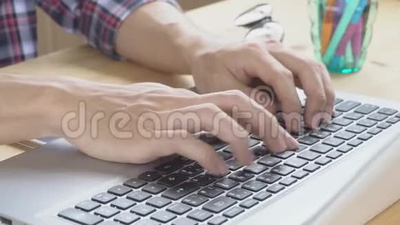 黑斯科特衬衫商人打字笔记本电脑在内政部互联网连接的工作沟通视频的预览图
