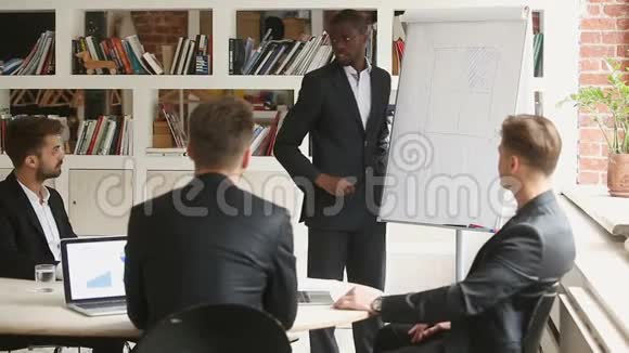 非洲商人在会议室和客户讨论演讲问问题视频的预览图