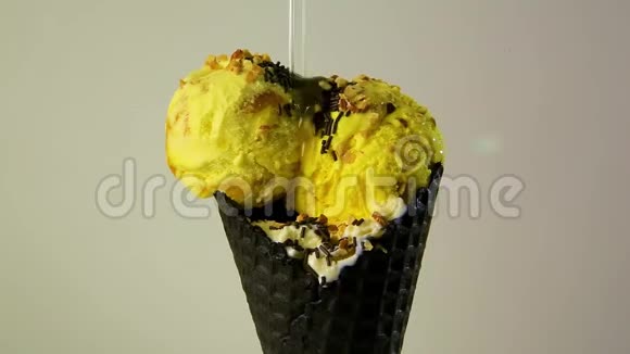 在巧克力华夫饼杯中加入巧克力布丁和坚果加入多汁的黄色冰淇淋视频的预览图