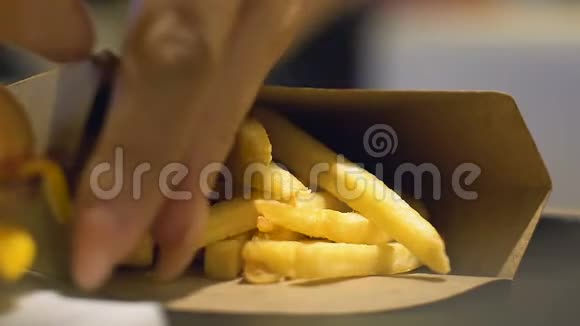 女用手从纸袋中取出脆炸不健康饮食快餐视频的预览图