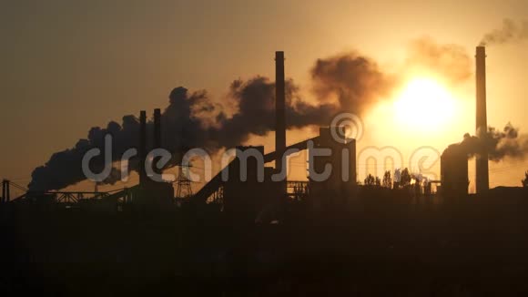 日出时工厂管道污染空气视频的预览图