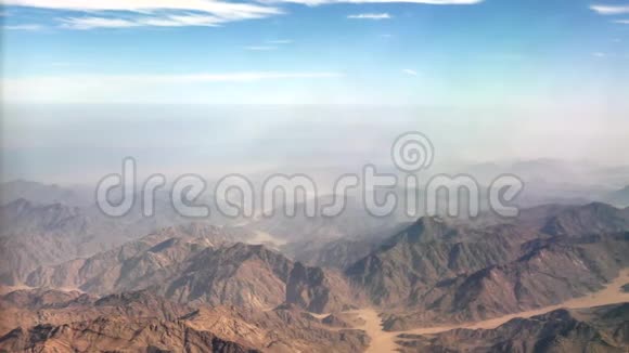 沙漠山峰空中景色视频的预览图