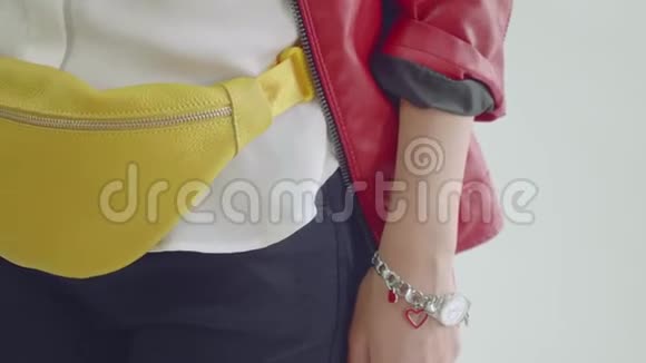 黄色范尼包是在臀部的模型时尚范尼包的照片会议视频的预览图