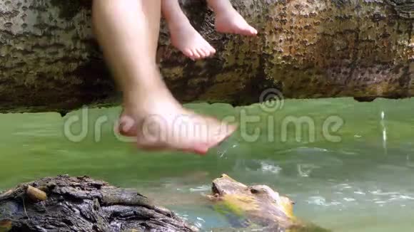 大人和小孩脚在水里玩视频的预览图