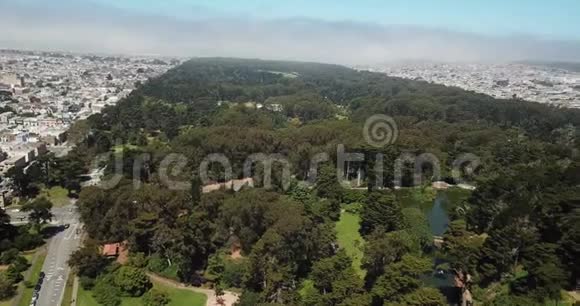 旧金山金门公园和湖泊的空中飞行视频的预览图