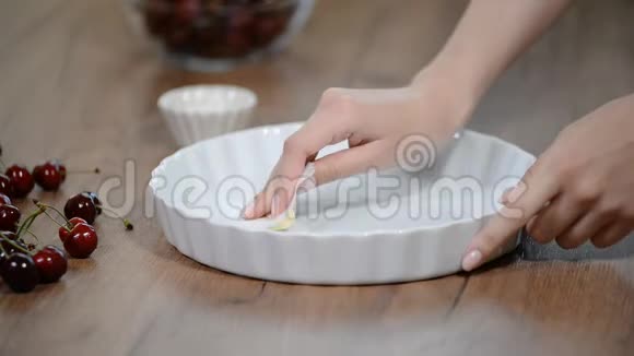 烤蛋糕烘烤模具的准备女性的手润滑脂与脂肪的烘焙模具视频的预览图