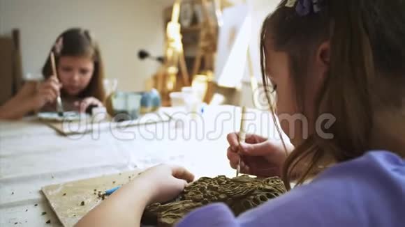 小学时与儿童一起制作用粘土雕刻的美术课视频的预览图