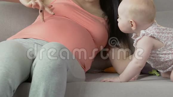 孕妇用手指在腹部行走看小孩第二次怀孕视频的预览图