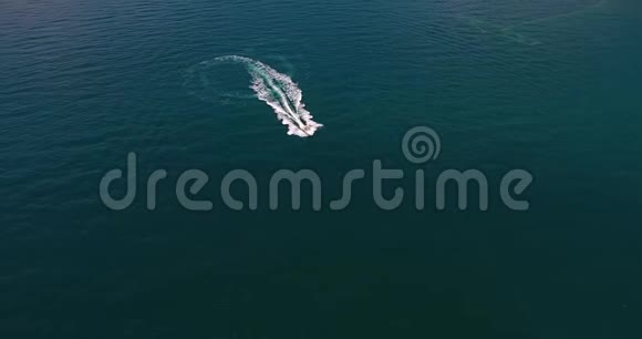 顶景快艇在蔚蓝的海洋水面上快速漂浮留下泡沫痕迹视频的预览图