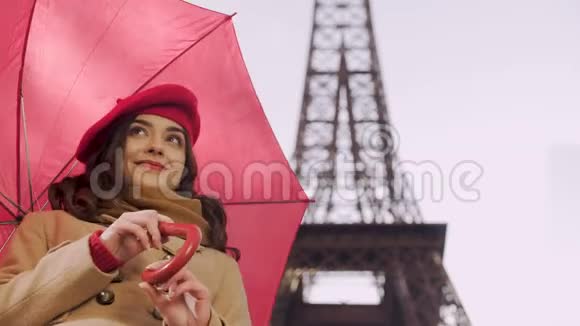 幸福的女士站在伞下微笑着面对路人等待她的朋友视频的预览图