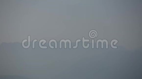 意大利科莫湖雾中的山脉视频的预览图